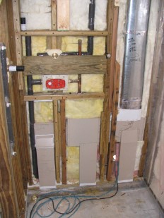 Shower wall: trough drain with integrated air uptake to dry-out shower between uses